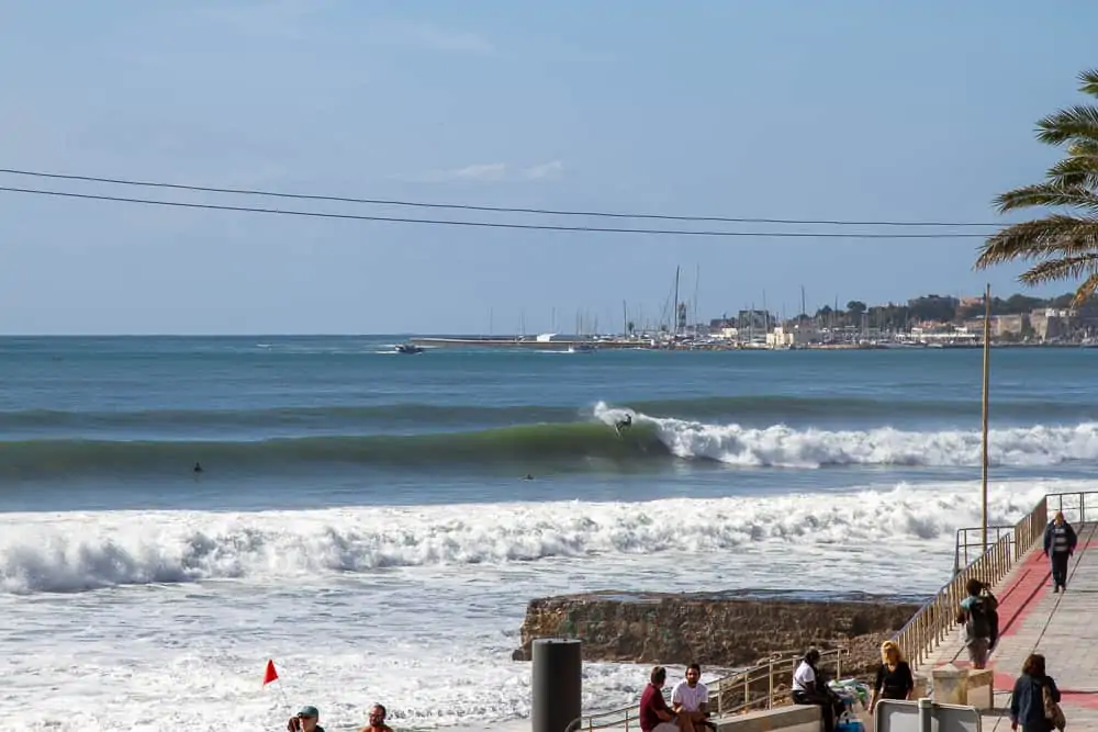 A surfer making a top turn at the right of Praia da Poça