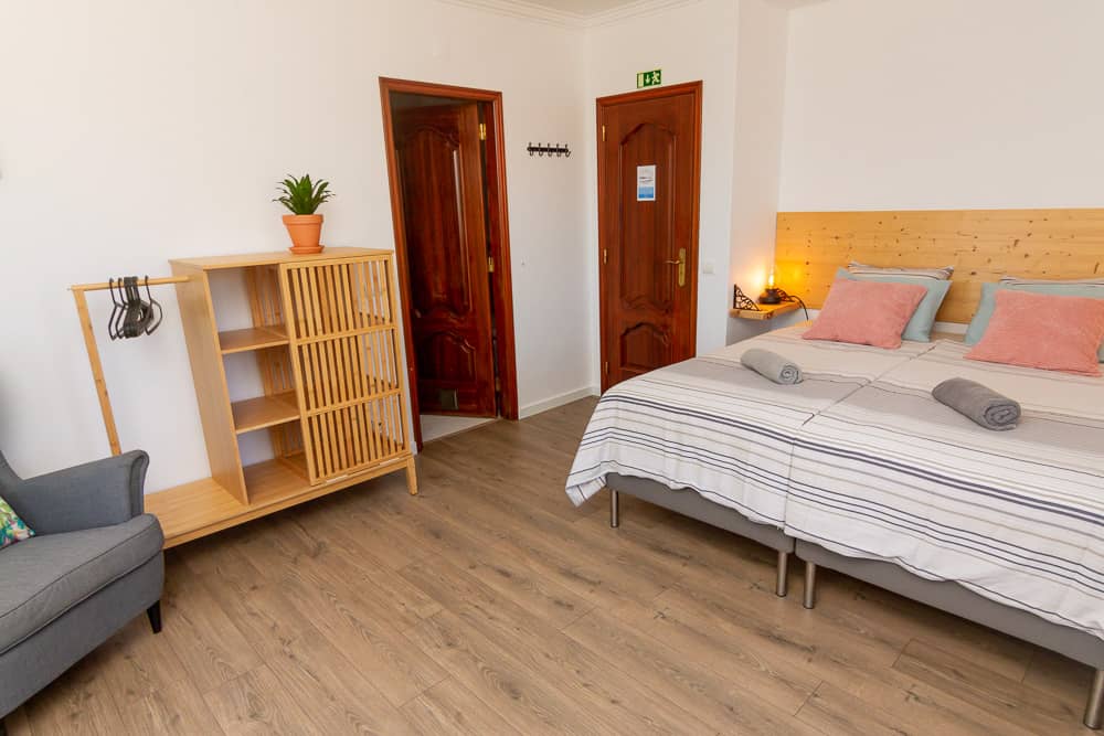 Double room with private bathroom, closet