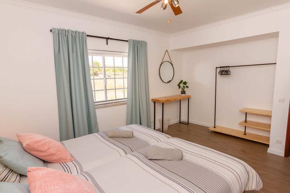 Double/twin room with open closet, ceiling fan